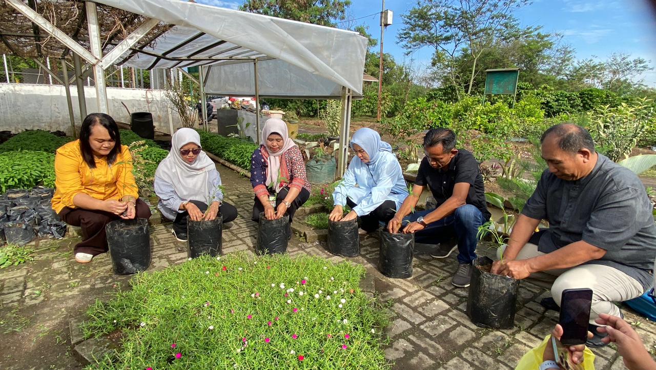 Polbangtan Kementan Bagikan Bibit Cabai, Ajak Warga Maksimalkan Lahan untuk Kemandirian Pangan